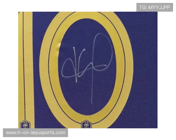 姆巴佩深夜在街头为粉丝签名被保镖拉走的细节曝光